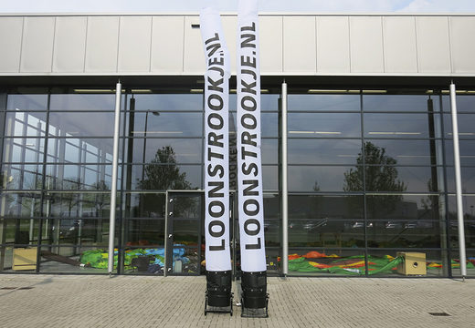 Maßgeschneiderte Loonslipje.nl skytubes in grundfarbe mit logo sind perfekt für verschiedene veranstaltungen. Bestellen sie maßgeschneiderte airdancer bei JB-Hüpfburgen Deutschland
