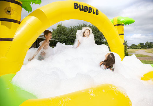 Kaufen sie eine große aufblasbare hüpfburg im offenen bubble-park mit schaumhahn im dschungel-thema für kinder. Bestellen sie aufblasbare hüpfburgen bei JB-Hüpfburgen Deutschland