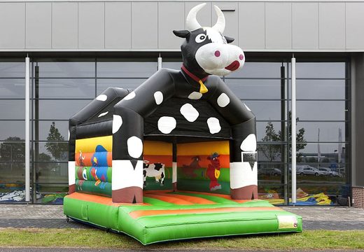 Bestellen sie für kinder eine standard-hüpfburg in auffälligen farben mit einem großen 3D-objekt einer kuh darauf. Bestellen sie hüpfburgen online bei JB-Hüpfburgen Deutschland