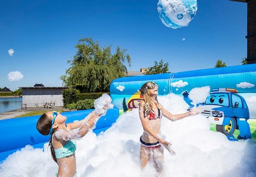 Opblaasbaar open bubble boarding springkasteel met schuim kopen in thema auto cars voor kinderen
