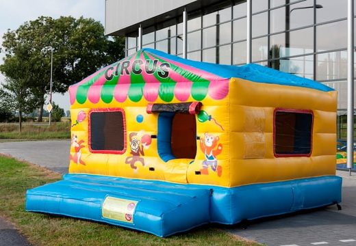 Große indoor-bällebad-hüpfburg im zirkus-design für kinder. Bestellen sie hüpfburgen online bei JB-Hüpfburgen Deutschland
