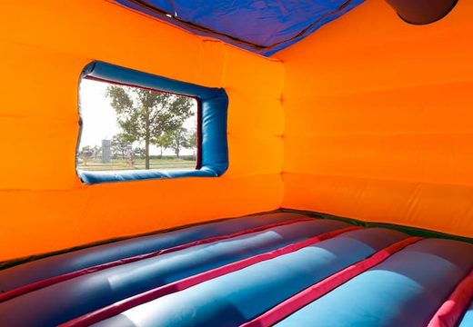 Bällebad-zirkus-hüpfburg mit einem 3D-objekt auf dem dach und lustigen bildern an den wänden. Bestellen sie hüpfburgen online bei JB-Hüpfburgen hüpfburg 