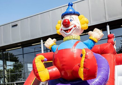 Aufblasbare hüpfburg im zirkus-thema mit rutschen und lustigen hindernissen mit aufdrucken für kinder. Kaufen sie hüpfburgen online bei JB-Hüpfburgen Deutschland