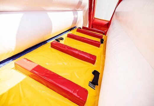 Kaufen sie eine große aufblasbare hüpfburg mit zirkusmotiven mit mehreren rutschen und allen möglichen lustigen hindernissen mit Themendrucken für kinder. Bestellen sie hüpfburgen online bei JB-Hüpfburgen Deutschland