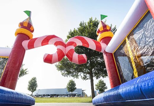 Weltzirkus-hüpfburg mit mehreren rutschen und allerlei hindernissen mit motiven passend zum thema für kinder. Kaufen sie hüpfburgen online bei JB-Hüpfburgen Deutschland