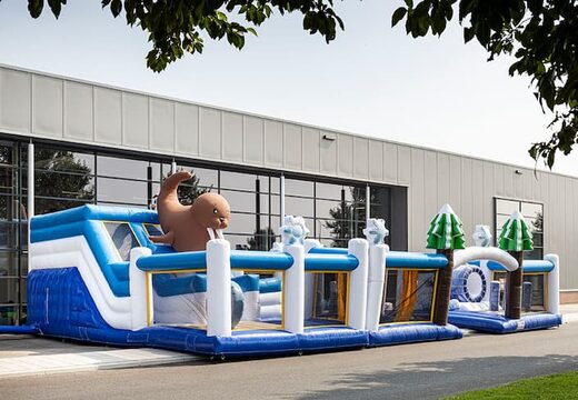 Aufblasbare hüpfburg im frozen-stil mit mehreren rutschen und allen arten von lustigen hindernissen mit drucken, die zum thema für kinder passen. Bestellen sie hüpfburgen online bei JB-Hüpfburgen Deutschland