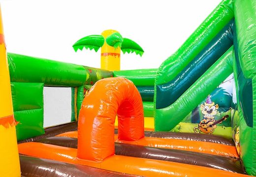 Funcity Jungle hüpfburg mit rutsche im Inneren, dem 3D-objekt auf der hüpffläche und lustigem dschungel-design für kinder. Bestellen sie hüpfburgen online bei JB-Hüpfburgen Deutschland