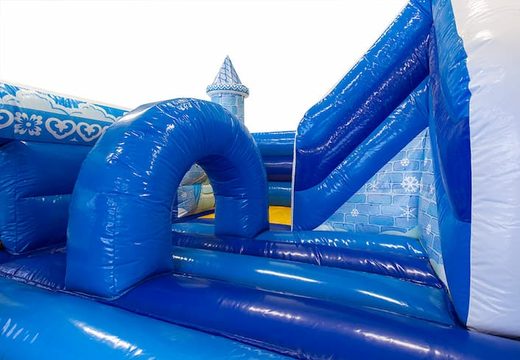 Blaue funcity-prinzessin-hüpfburg mit rutsche im Inneren, dem 3D-objekt auf der sprungfläche und lustigem prinzessinnen-design für kinder. Bestellen sie hüpfburgen online bei JB-Hüpfburgen Deutschland