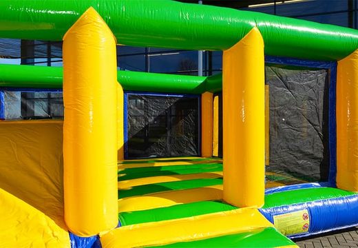 Multiplay-indoor-standard-hüpfburg in einer begrenzten höhe von 2,74 Metern und mit einer rutsche für kinder. Bestellen sie hüpfburgen online bei JB-Hüpfburgen Deutschland