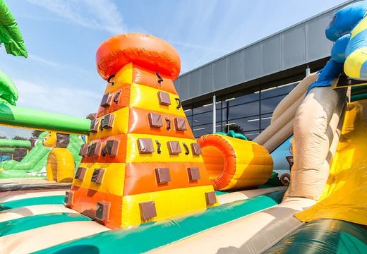 Farbiger aufblasbarer park im dschungelthema mit rutschen, 3D-objekten, krabbeltunnel und kletterturm für kinder. Kaufen sie hüpfburgen online bei JB-Hüpfburgen Deutschland