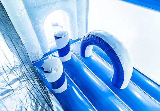 Überdachte blau-weiße frozen hüpfburg in einzigartigem design mit zwei eingängen, einer rutsche in der mitte und 3D-objekten für kinder zum Bestellen. Kaufen sie hüpfburgen online bei JB-Hüpfburgen Deutschland