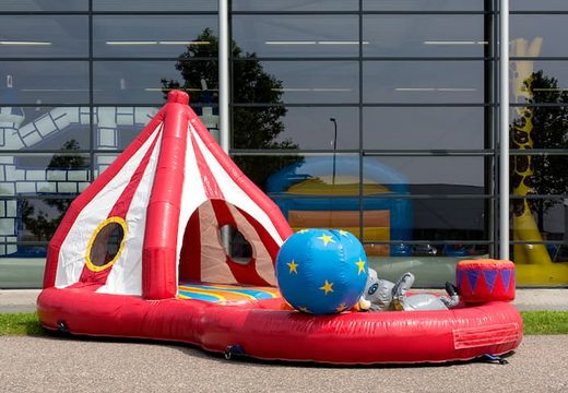 Playzone hüpfburg im zirkus-design mit plastikkugeln bestellen und 3D-objekten für kinder kaufen. Bestellen sie hüpfburgen online bei JB-Hüpfburgen Deutschland