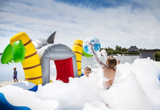 Inflatable open bubble boarding park springkussen met schuim kopen in thema haai shark world voor kinderen