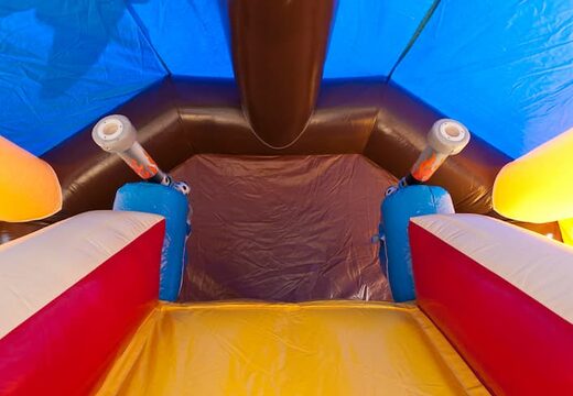 Bestell-schießkombi kleiner piraten-türsteher überdacht, mit kanonenspiel und rutsche für kinder. Kaufen sie aufblasbare hüpfburgen online bei JB-Hüpfburgen Deutschland