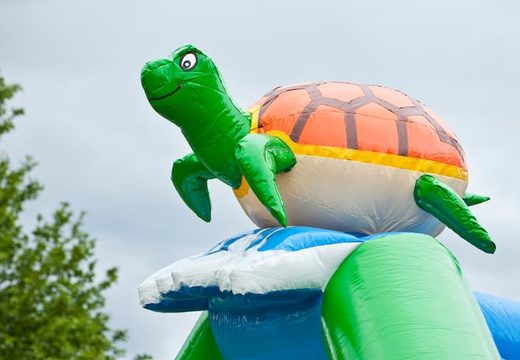 Bestellen sie eine aufblasbare multifun-hüpfburg für kinder mit dach, einem 3D-schildkrötenobjekt, verschiedenen hindernissen und einer rutsche bei JB-Hüpfburgen Deutschland. Kaufen sie aufblasbare hüpfburgen online bei JB-Hüpfburgen Deutschland