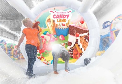 Schneekugel luftdicht mit Süßigkeiten Welt Hintergrund zum Fotografieren kaufen
