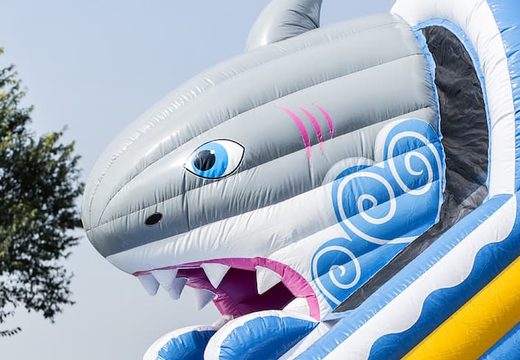 Holen sie sich Ihre aufblasbare hai-rutsche mit den fröhlichen farben und dem lustigen aufdruck auf der rückwand für kinder. Bestellen sie aufblasbare rutschen jetzt online bei JB-Hüpfburgen Deutschland