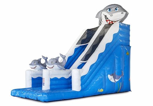 Holen sie sich Ihre aufblasbare hai-rutsche mit fröhlichen farben, 3D-objekten und lustigem druck auf der seitenwand für kinder. Bestellen sie aufblasbare rutschen jetzt online bei JB-Hüpfburgen Deutschland