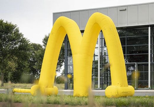 Maatwerk opblaasbare vergroting van McDonalds logo op aanvraag gemaakt