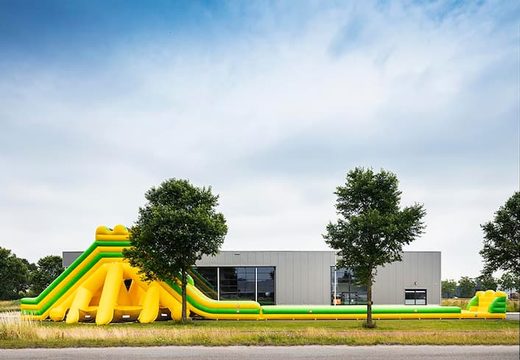 Opblaasbare super grote glijbaan van 46 meter in het groen met geel te koop
