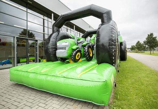 Traktor Run 17m hindernisparcours mit 7 spielelementen und bunten objekten für kinder. Kaufen sie aufblasbare hindernisparcours jetzt online bei JB-Hüpfburgen Deutschland