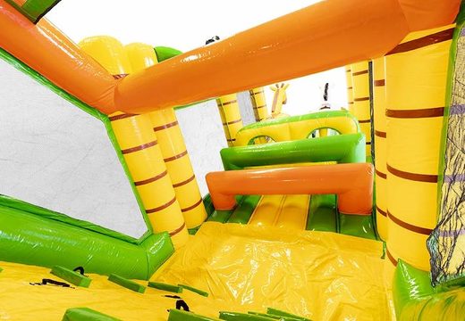 Bestellen Sie einen großen Luftkissen-Parcours im Safari-Design mit 3D-Tieren für Kinder