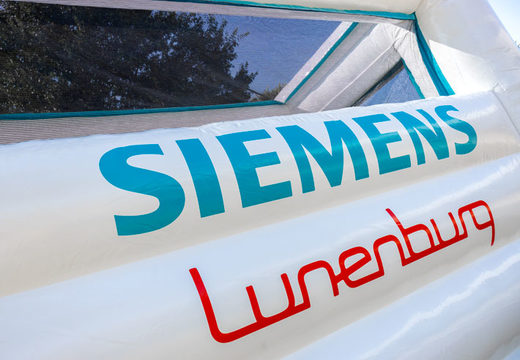 Maßgeschneiderte Hüpfburg in Form einer Waschmaschine von Siemens als aufmerksamkeitsstarkes Werbemittel