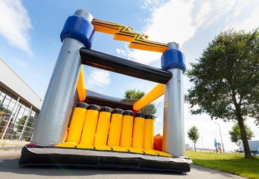 Kaufen Sie den Mega-Parcours High Voltage Adventure Run bei JB Inflatables