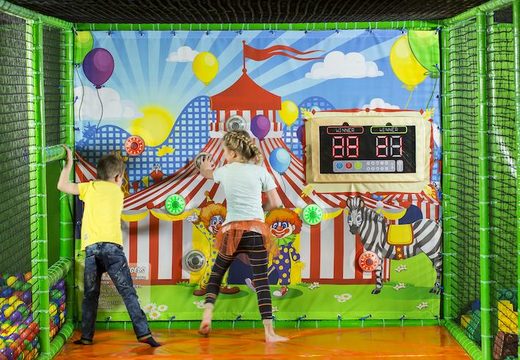 Kaufen Sie eine interaktive Wand mit einem Platz zum Thema Zirkus vor einem Spielplatz bei Jb