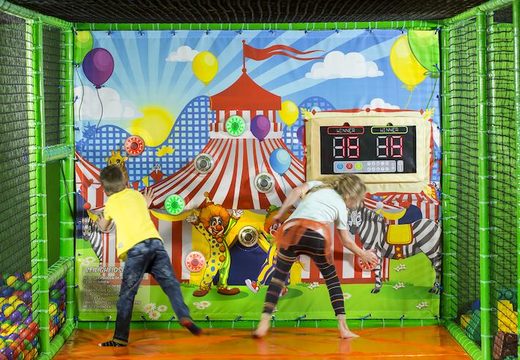 Interaktive Wand mit Spot zum Thema Zirkus vor einem Spielplatz zum Verkauf bei Jb