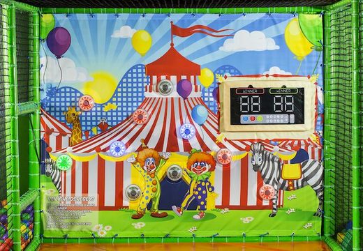 Bestellen Sie eine interaktive Wand mit einem Scheinwerfer in einem Zirkusthema für einen Spielplatz bei Jb