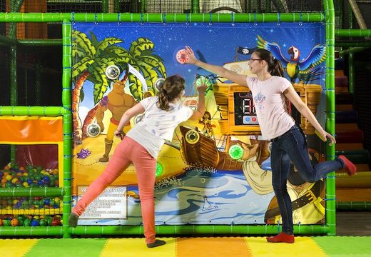 Wand mit interaktiven Spots zum Verkauf auf einem Spielplatz mit Piratenthema für Kinder