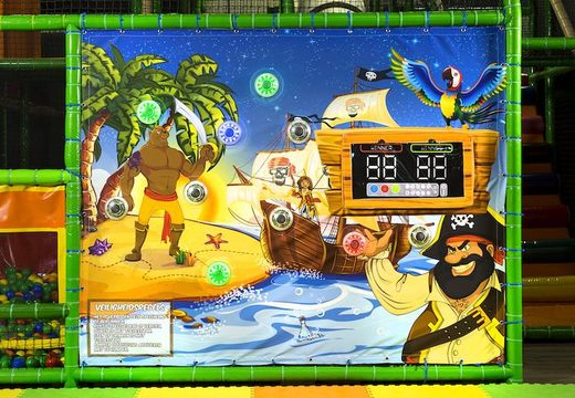 Bestellen Sie eine Wand mit interaktiven Spots für einen Spielplatz mit Piratenmotiv für Kinder