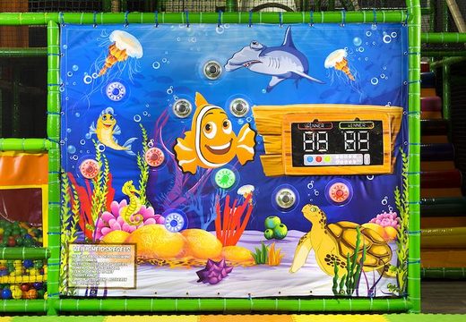 Interaktive Spielwand im Meereswelt-Thema für Kinder bei JB