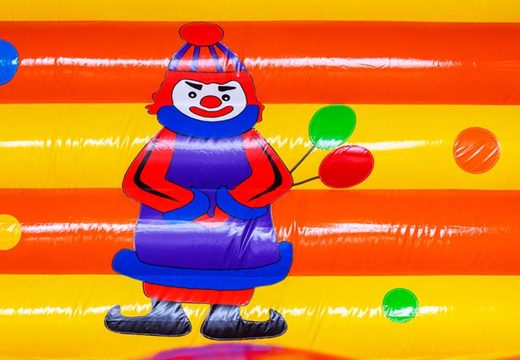 Clown mit Luftballons auf Hüpfburg
