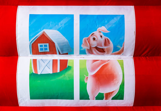Schwein auf einer Hüpfburg im Bauernhof-Stil