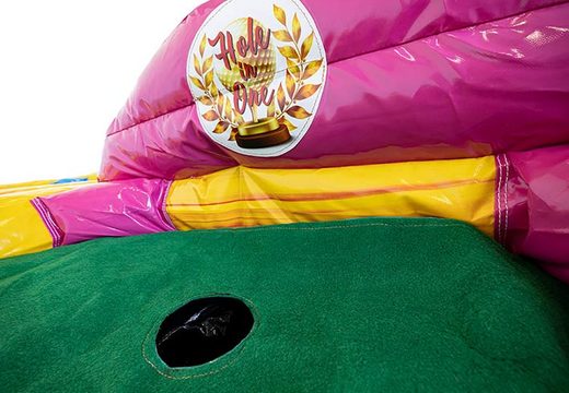 Hüpfburg in fröhlichen Farben mit Golfplatz