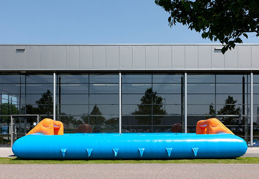 Kaufen Sie blau-orangefarbenen aufblasbaren Tischfußball mit einzigartigem Einstiegsrutschensystem für Kinder. Bestellen Sie jetzt aufblasbaren Tischfußball online bei JB Inflatables Niederlande