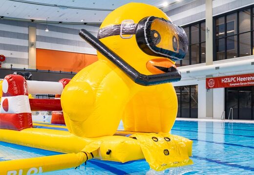 Ente mit Schnorchel auf dem Wasserhindernisparcours im Pool bei JB