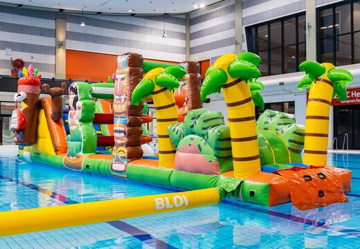 Palmen und aufblasbare Hawaii-Wasserhindernisbahn im Pool