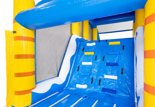 Kletterwand im modularen Hindernisparcours blau-weiß-gelb Surf-Thema