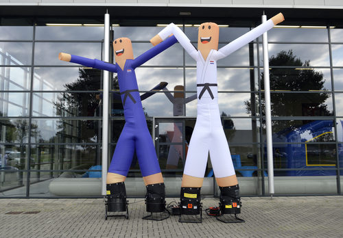 Maatwerk Judo Bond Nederland Skyman skytubes opblaasbaar bestellen bij JB Inflatables Nederland. Vraag nu gratis ontwerp aan voor opblaasbare airdancer in eigen huisstijl